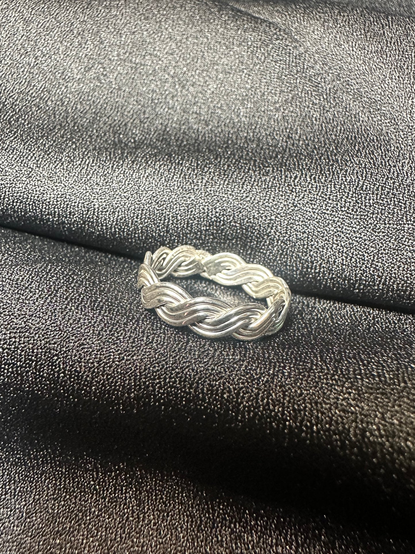 6 Twist Misfit Ring