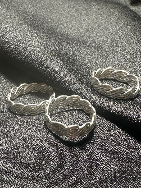 6 Twist Misfit Ring